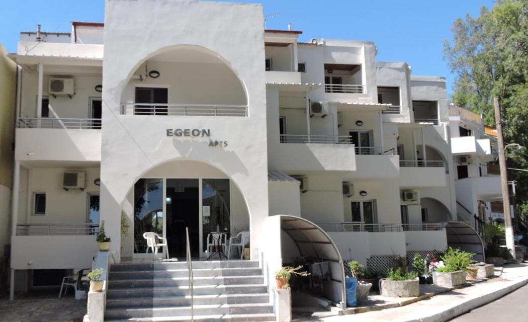Egeon Rooms And Studios เยโอริยิอูโปลิส ภายนอก รูปภาพ